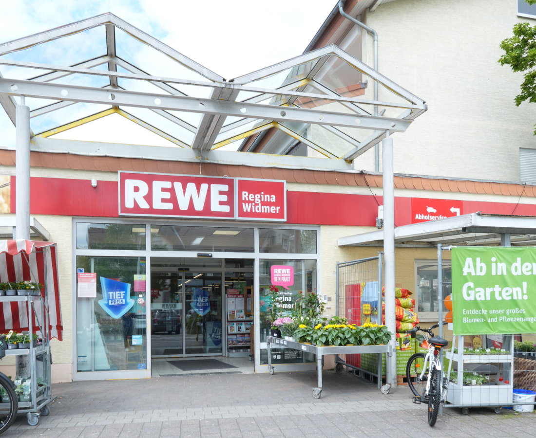 Regina Widmer, Inhaberin des REWE-Marktes in Sennelager